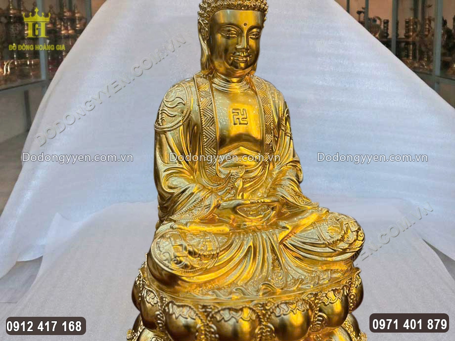 Ng&agrave;i được đ&uacute;c theo d&aacute;ng ngồi kiết gi&agrave; tr&ecirc;n đ&agrave;i sen